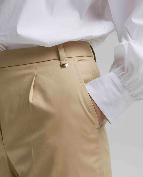 Pantalón para mujer elegante con detalle de pinzas