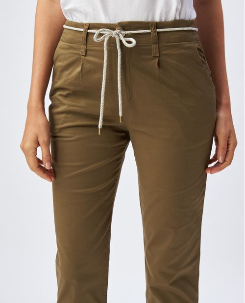Pantalón para mujer con cinturón y detalle de pinzas