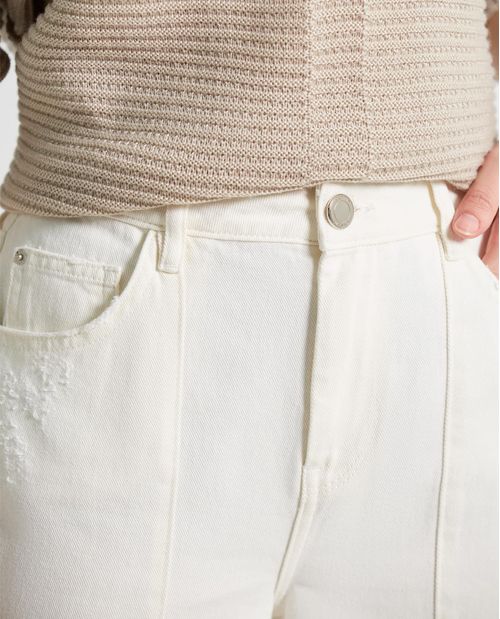 Pantalón para mujer crudo con cortes verticales y desgastes
