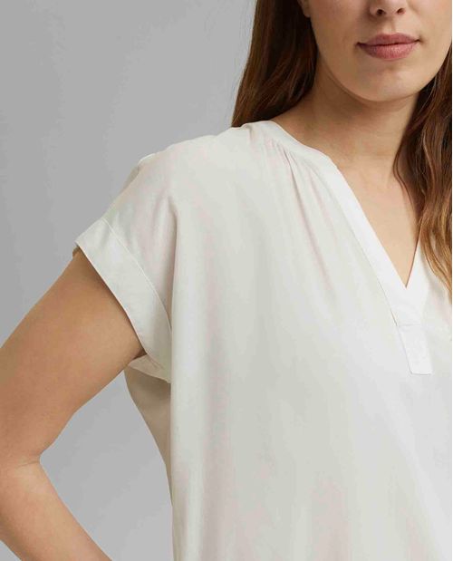 Camisa para mujer blanca con cuello henley en LENZING™ ECOVERO™