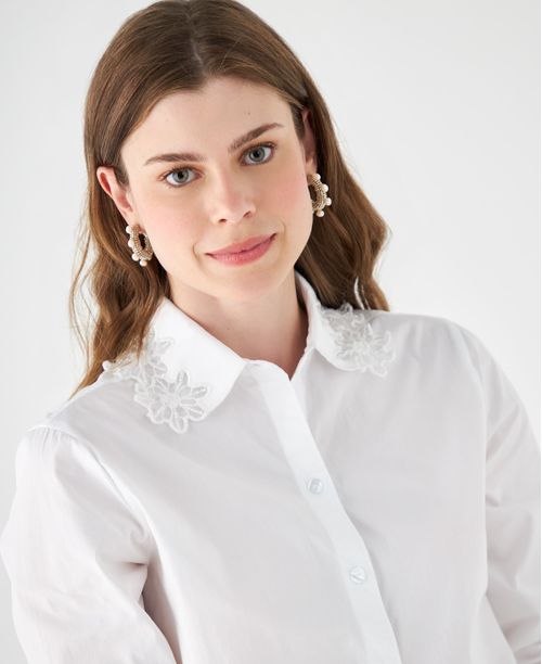 Camisa con apliques decorativos en cuello para mujer