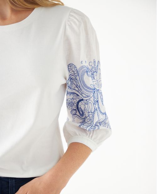 Camiseta con bordado en mangas para mujer