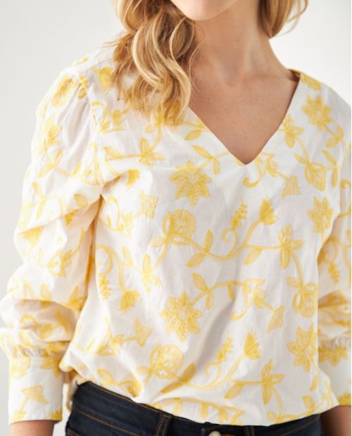 Camisa con flores bordadas para mujer