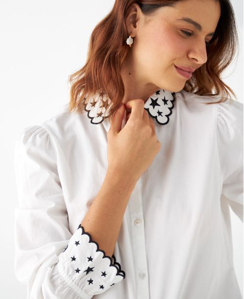 Camisa con detalles bordados para mujer