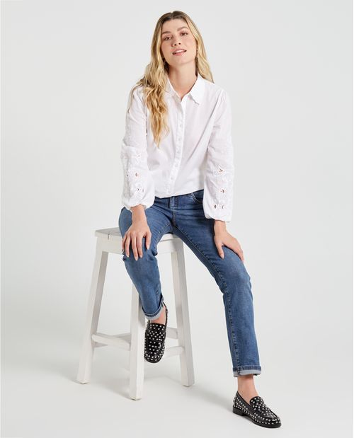 Camisa clásica con detalles en ojalillo