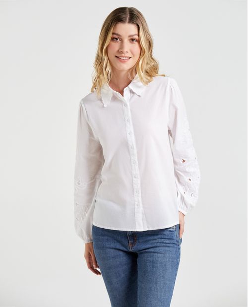 Camisa clásica con detalles en ojalillo