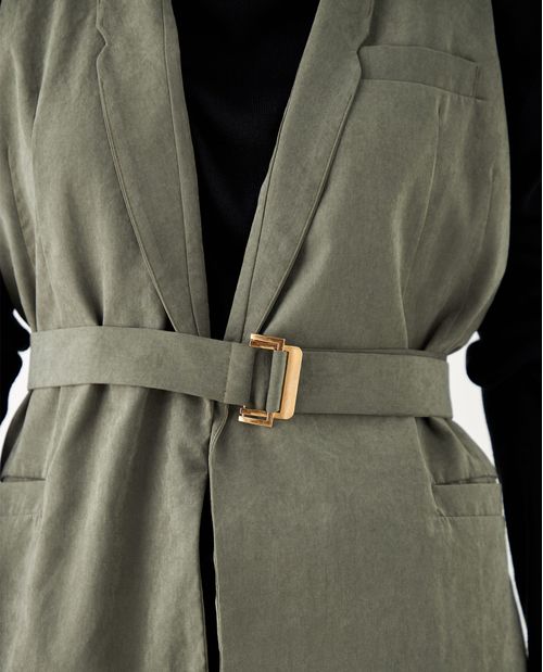 Chaleco con cinturón para mujer