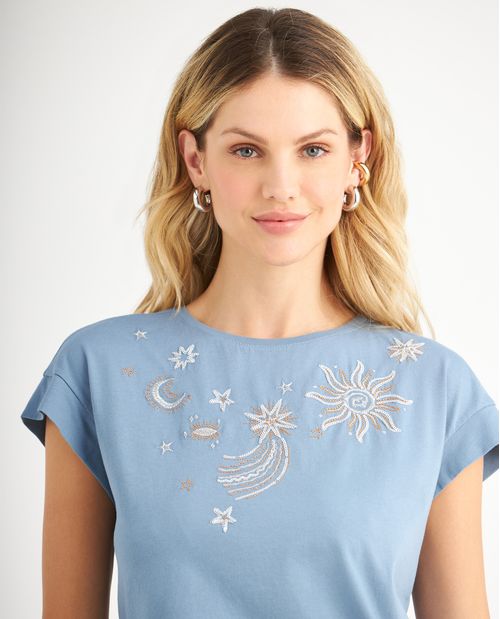 Camiseta con bordados decorativos para mujer