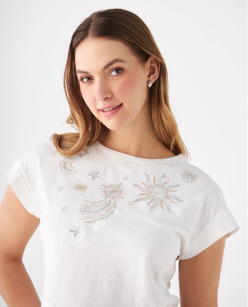 Camiseta con bordados decorativos para mujer
