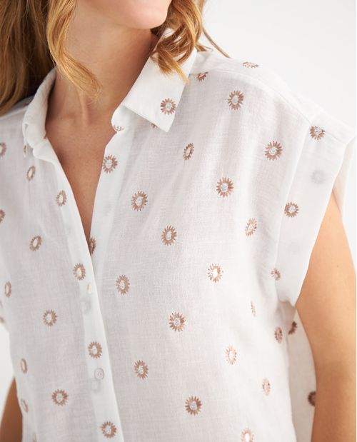 Camisa con flores tejidas para mujer