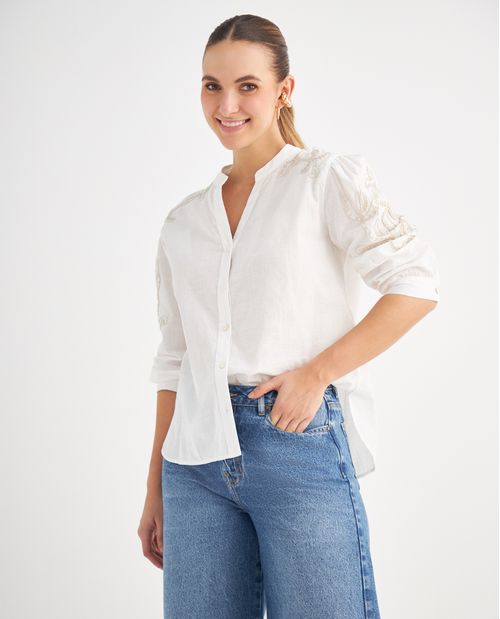 Camisa con bordados decorativos para mujer
