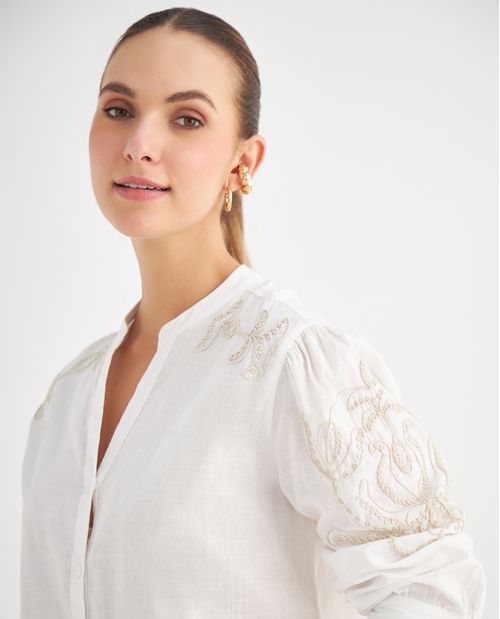 Camisa con bordados decorativos para mujer