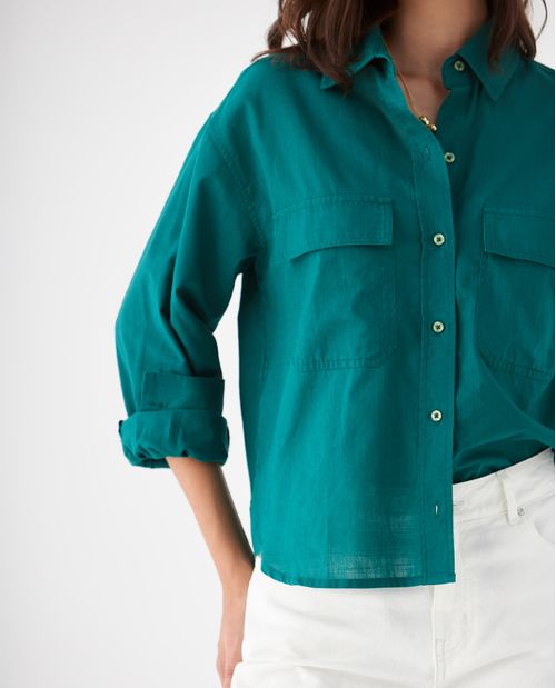 Camisa con bolsillos de tapa para mujer