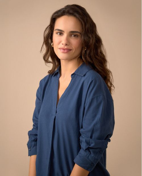 Camisa clásica con escote en V para mujer