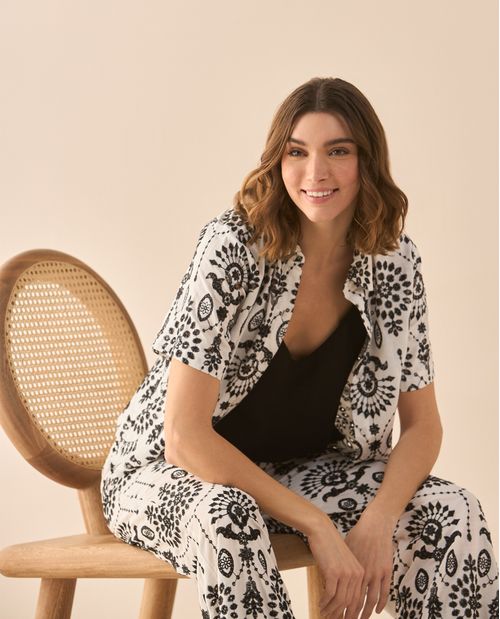 Camisa con detalles desagujados para mujer