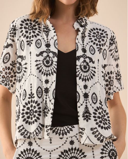 Camisa con detalles desagujados para mujer
