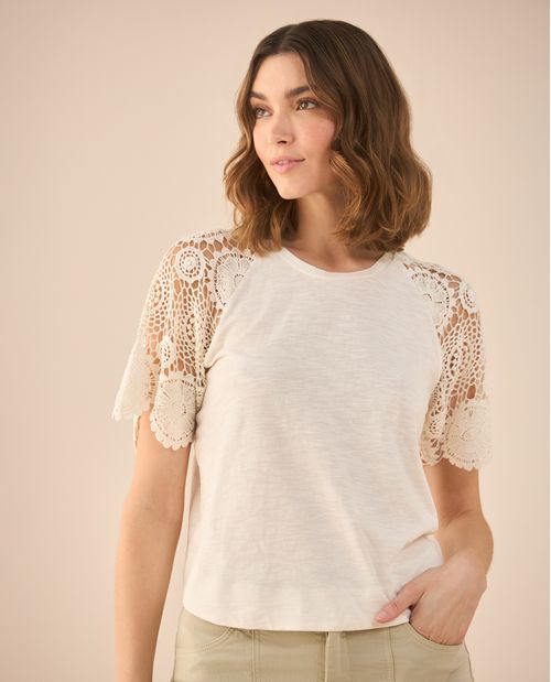 Camiseta con detalles desagujados para mujer