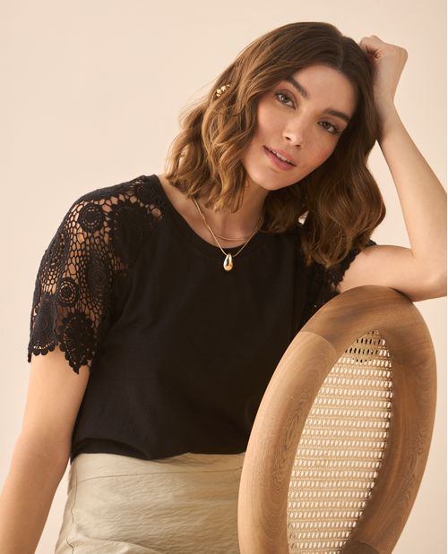 Camiseta con detalles desagujados para mujer