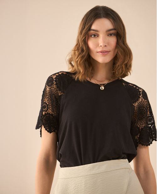 Camiseta con detalles desagujados para mujer
