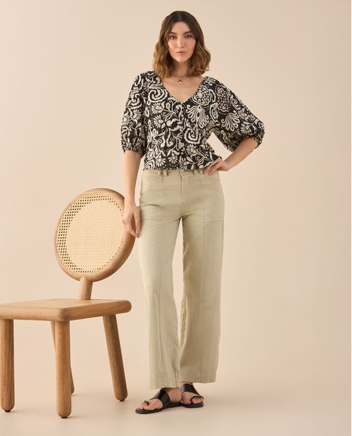 Pantalón con cortes decorativos para mujer
