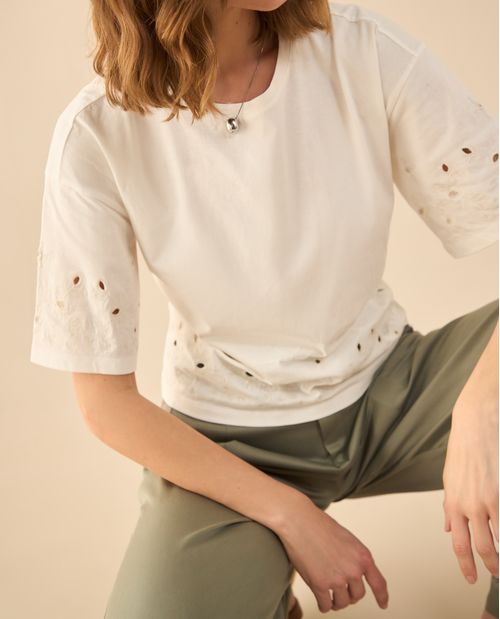 Camiseta con detalles desagujados para mujer