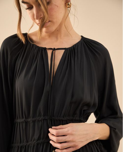 Vestido corto de tela fluida para mujer