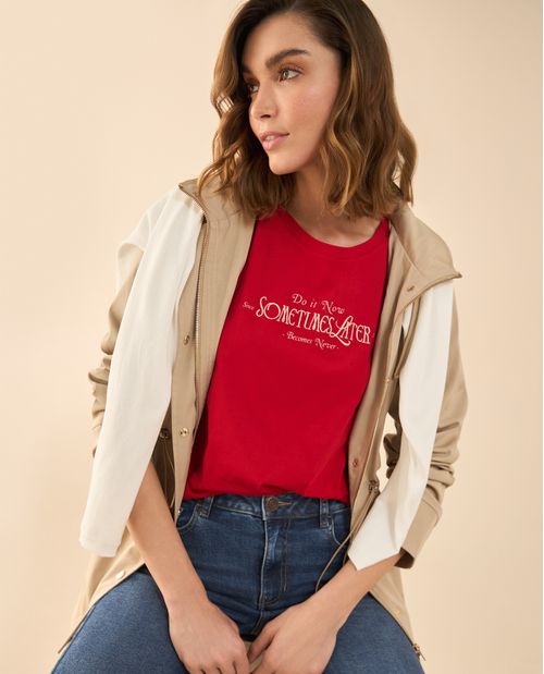 Camiseta con detalles bordados para mujer