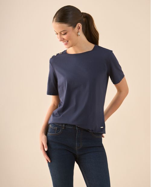 Camiseta con botones decorativos en hombro para mujer
