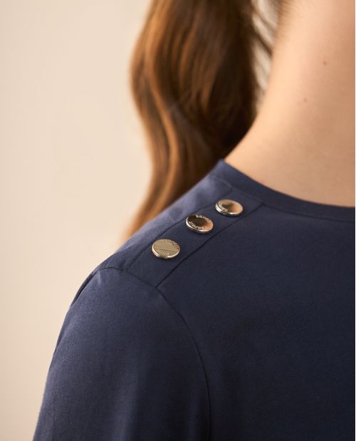 Camiseta con botones decorativos en hombro para mujer