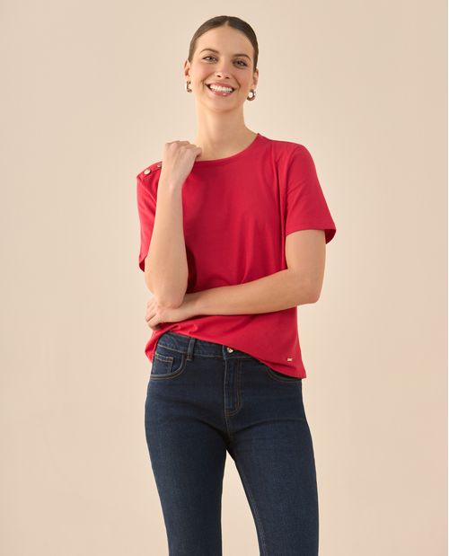 Camiseta con botones decorativos en hombro para mujer