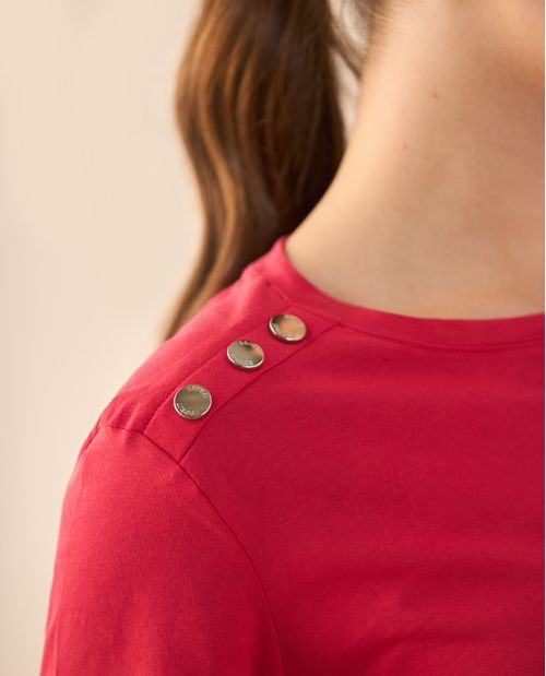 Camiseta con botones decorativos en hombro para mujer