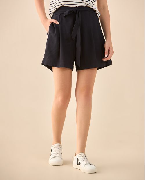 Short con cinturón ajustable para mujer