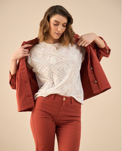 Camiseta con detalles desagujados para mujer