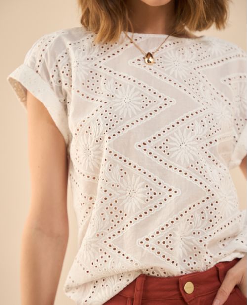 Camiseta con detalles desagujados para mujer