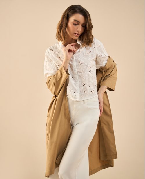 Camisa con detalles bordados para mujer