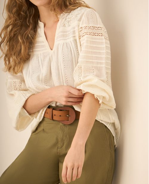 Camisa cuello neru con detalles bordados y desagujados para mujer