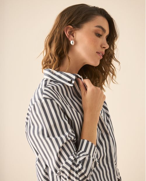 Camisa de rayas con bordado en el cuello para mujer