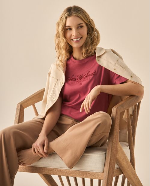 Camiseta con letras bordadas al frente y en las mangas para mujer
