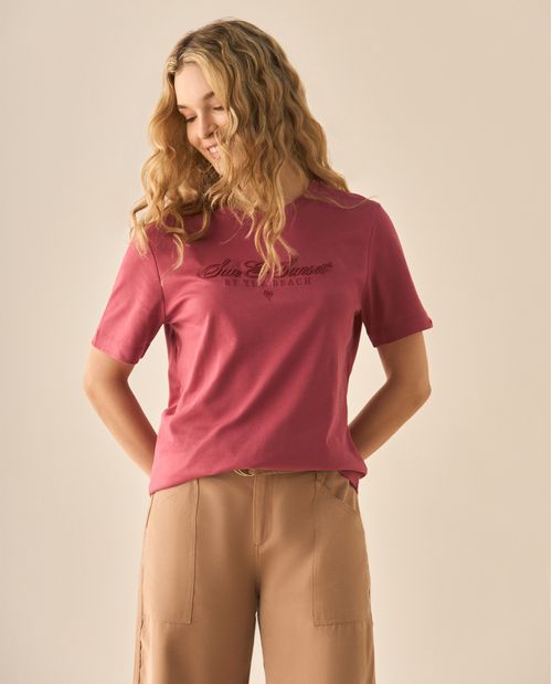 Camiseta con letras bordadas al frente y en las mangas para mujer
