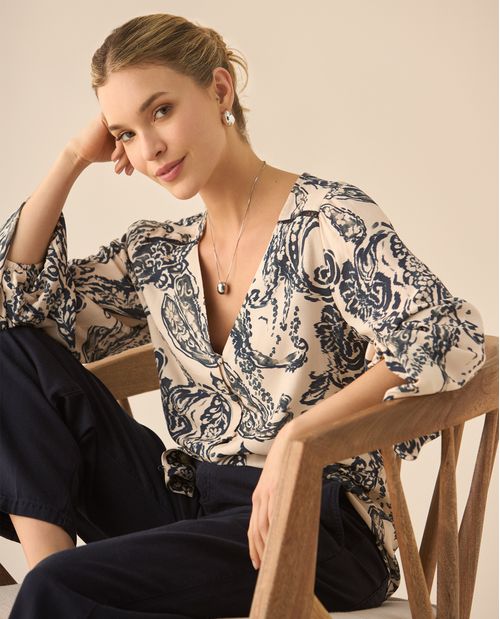 Camisa escote en V estampada para
