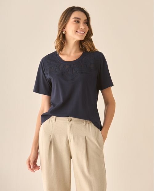 Camiseta con detalles desagujados y bordados en frente para mujer
