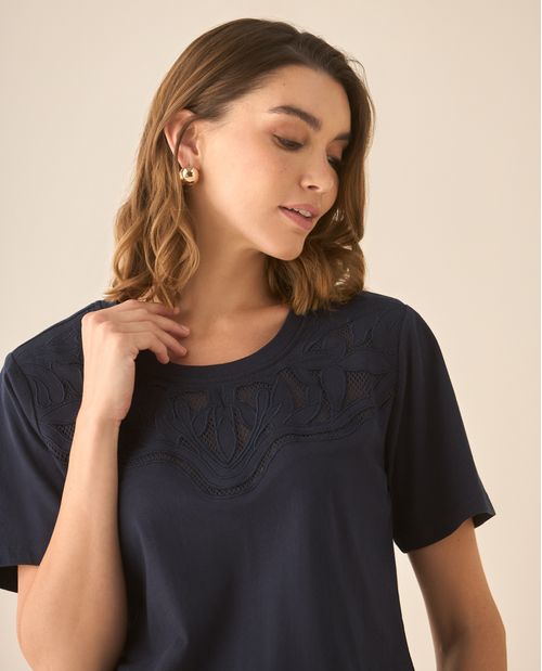 Camiseta con detalles desagujados y bordados en frente para mujer