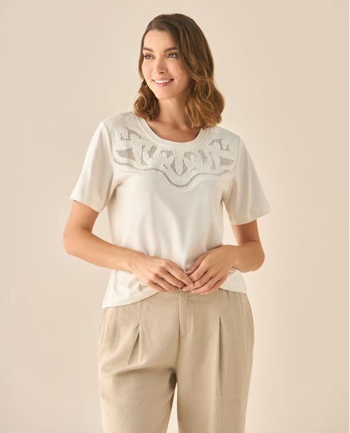 Camiseta con detalles desagujados y bordados en frente para mujer