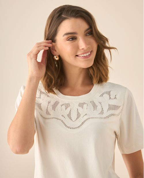 Camiseta con detalles desagujados y bordados en frente para mujer