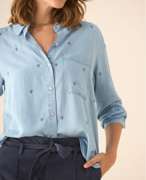 Camisa en índigo con corazones bordados para mujer