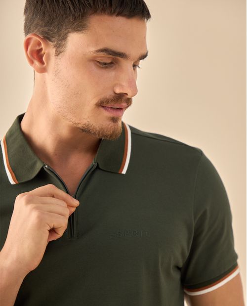 Polo con Cremallera y Detalles Contrastantes