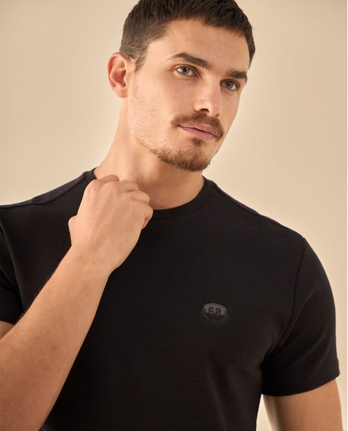 Camiseta con Logo Bordado Premium