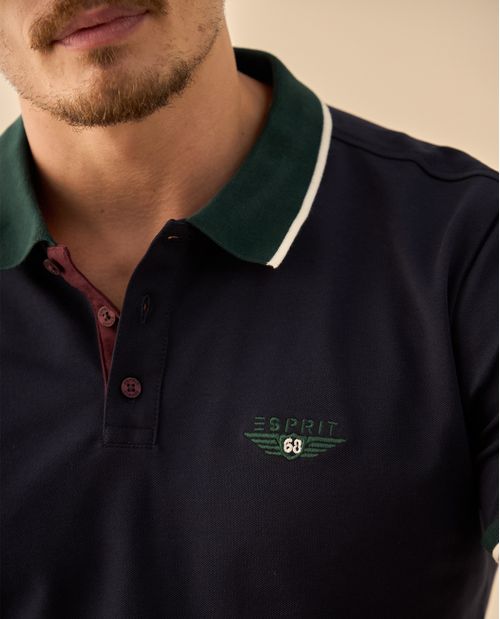 Polo con Cuello Contrastante y Logo Bordado