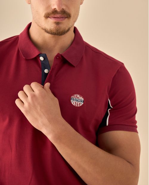 Polo con Detalles Contrastantes