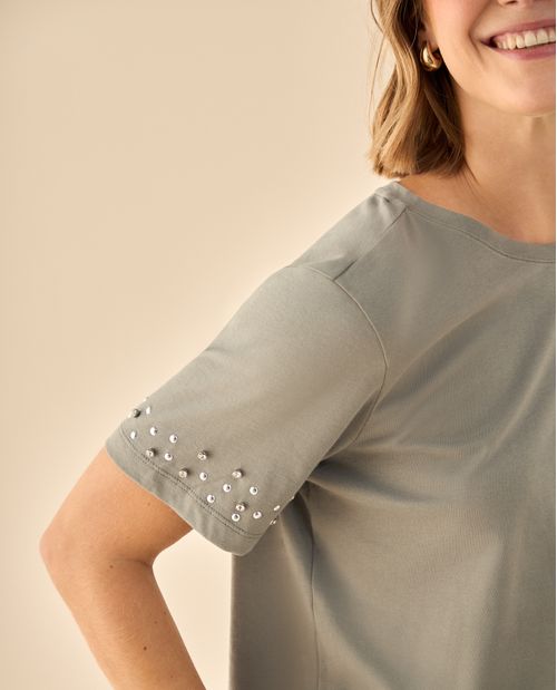 Camiseta con Aplicaciones Metálicas